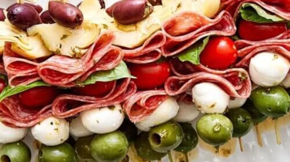 Antipasti-Spieße mit Salami, Mozzarella, Kirschtomate, Artischocke und Oliven